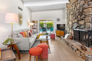 Televisión, chimenea, reproductor de DVD, estéreo