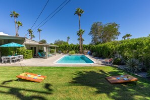 A heated pool - Alexander on Laurel - Midcentury Desert Oasis (Palm Springs)