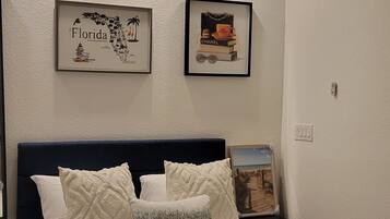 1 slaapkamer, een kluis op de kamer, een bureau