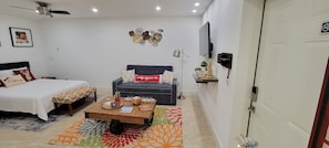 1 habitación, caja de seguridad en la habitación y escritorio 