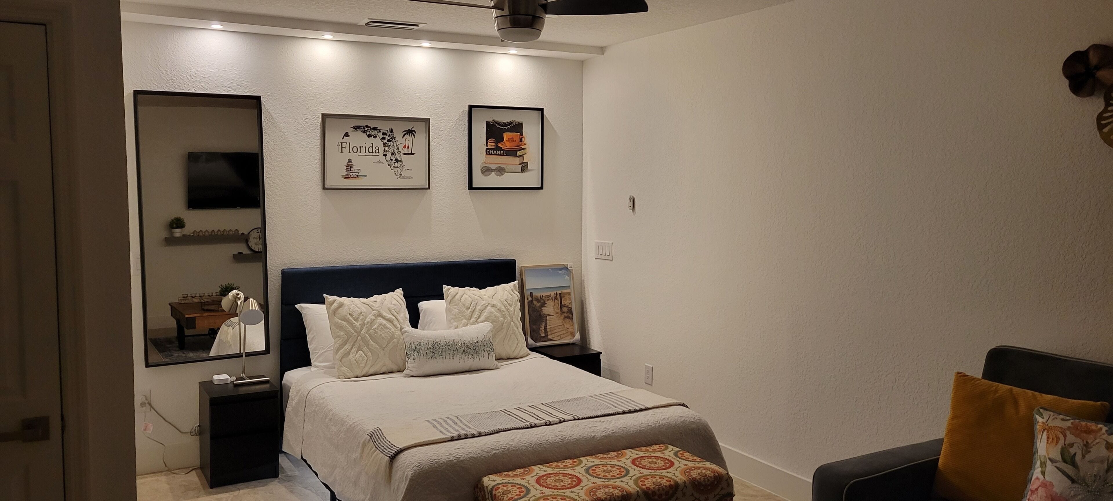 1 間睡房、房內夾萬、書桌、熨斗/熨衫板