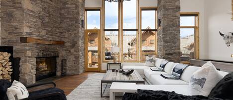 TV connectée, cheminée, chaîne hi-fi