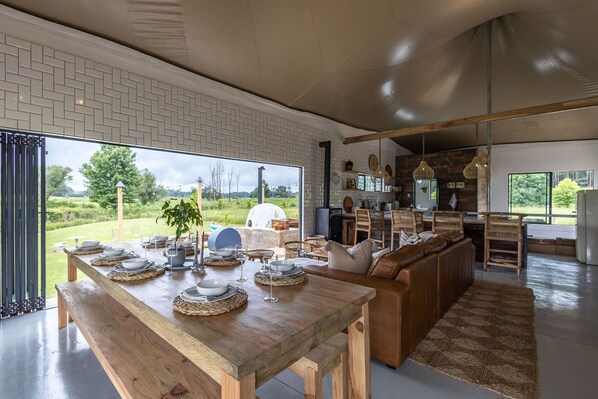 Premium-Zelt, 2 Schlafzimmer, Sauna, Bergblick | Wohnbereich