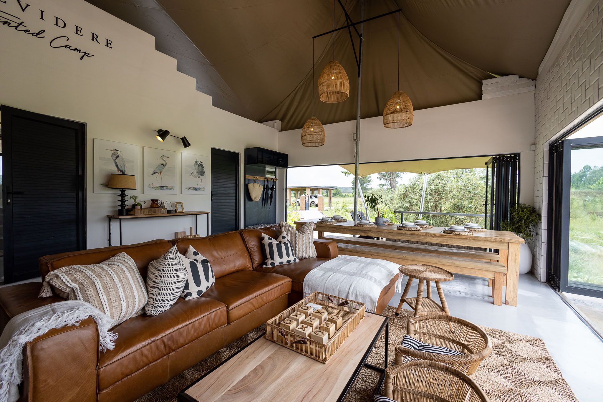 プレミアム テント 2 ベッドルーム サウナ マウンテンビュー | リビング エリア