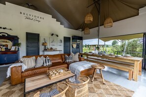 Premium-Zelt, 2 Schlafzimmer, Sauna, Bergblick | Wohnbereich