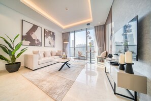 Un salon moderne avec un canapé, une table basse et une grande fenêtre.
