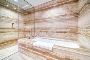 Badewanne, Haartrockner, Handtücher, Seife