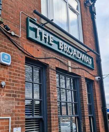 The Broadway Rooms with parking and restaurant, close to National Space Centre 