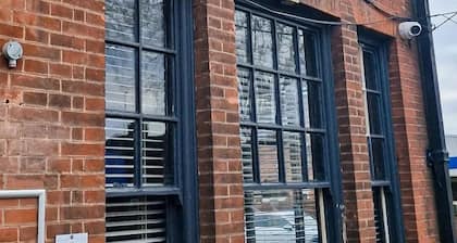 The Broadway Rooms with parking and restaurant, close to National Space Centre