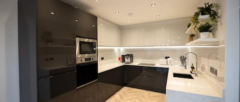 Deluxe House | Private kitchen | Electric kettle, cookware/dishes/utensils