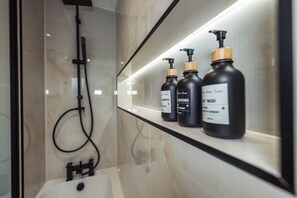 Deluxe House | Bathroom | Hydromassage showerhead, towels - Exquisite 6 Bedroom Luxury Home (Manchester)