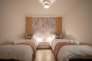 Deluxe House | 6 bedrooms, iron/ironing board, free WiFi, bed sheets - Exquisite 6 Bedroom Luxury Home (Manchester)