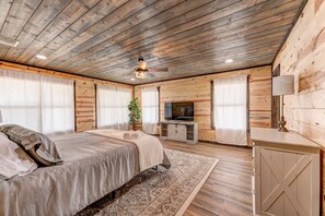 5 bedrooms, iron/ironing board, WiFi, bed sheets