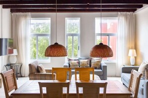 TV, offices - Heart of the City: Plaza Jojo Heritage Home (Willemstad)