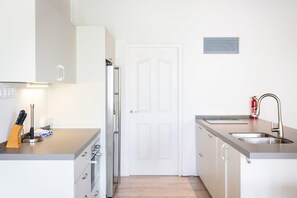 Kjøleskap, ovn, kokeplater og oppvaskmaskin