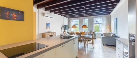 冷蔵庫、オーブン、コンロ、食器洗い機