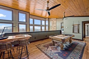 Game room - MtnView •KingSuites •HotTub •PoolTable •Lux (CBV) (Gatlinburg)