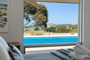 4 habitaciones, escritorio y tabla de planchar con plancha 