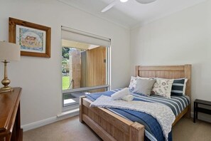 4 habitaciones, escritorio y tabla de planchar con plancha
