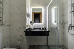 Shower, rainfall showerhead, free toiletries, hair dryer - StayInn City Center (Tashkent)