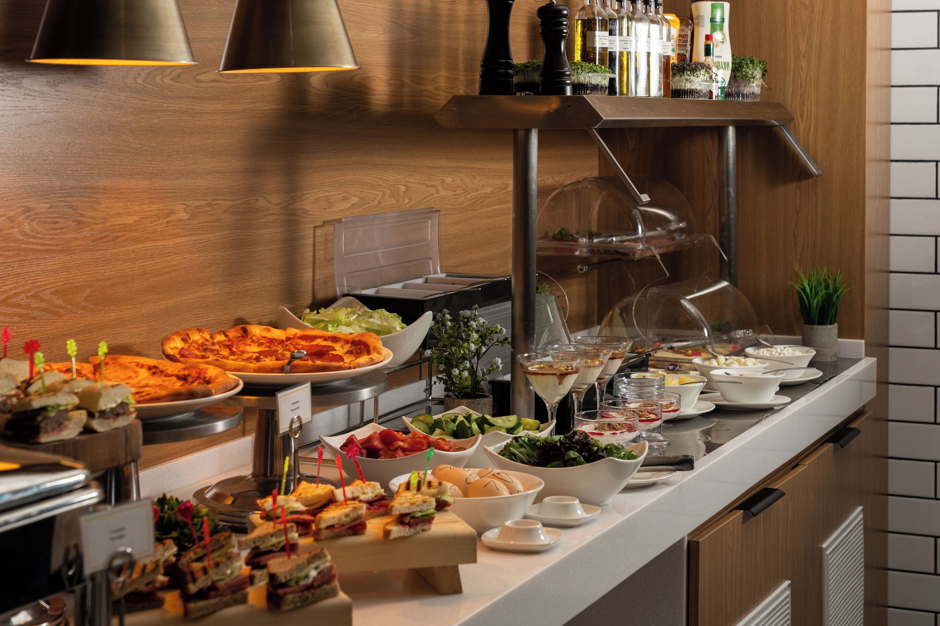 Un buffet con diversi cibi e una selezione di vini.