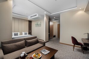 高级双人房 | 防过敏的被褥、羽绒被、记忆海绵床垫、迷你吧