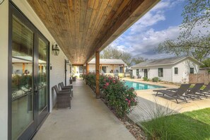 Outdoor pool - Schubert Inn Combo with Pool (Fredericksburg)