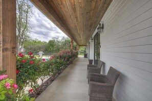 Terrace/patio - Schubert Inn Combo with Pool (Fredericksburg)