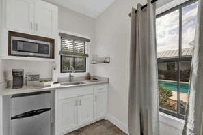 Fridge, microwave, oven, stovetop - Schubert Inn Combo with Pool (Fredericksburg)