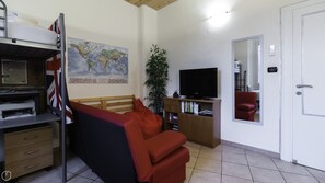 55-tums platt-tv med kabelkanaler och tv