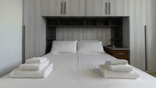 Lägenhet (2 Bedrooms) | 2 sovrum, arbetsyta för laptop, strykjärn/strykbräda och sängkläder