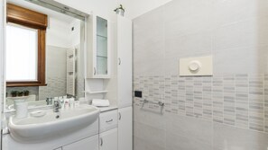 아파트 (1 Bedroom) | 욕실 | 샤워 시설, 목욕가운, 비데, 타월