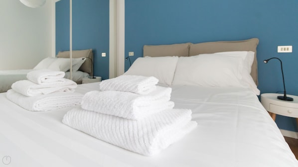 1 soverom, sengetøy av topp kvalitet og skrivebord for bærbar PC