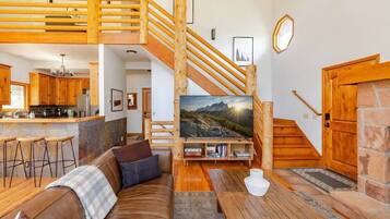 Smart TV, chimenea, libros y oficina