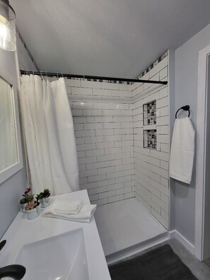 Shower, hair dryer, towels, soap - River-Schlitterbahn Cozy Bungalow With Hot Tub (New Braunfels)