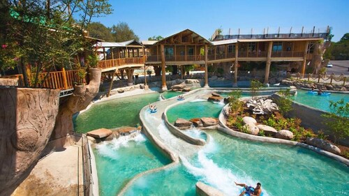 River-Schlitterbahn Cozy Bungalow With Hot Tub