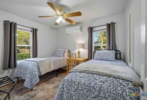 3 habitaciones, tabla de planchar con plancha y cuna de viaje 
