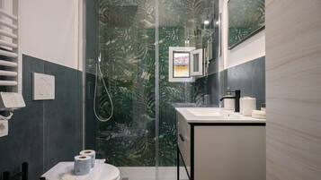 Comfort-Apartment | Badezimmer | Dusche, Haartrockner, Bidet, Handtücher