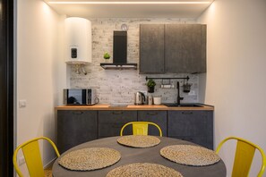 Departamento Confort | Cocina privada | Refrigerador con congelador, microondas y parrilla de estufa 