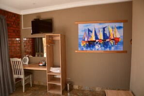 Kamar Twin Standar | Dilengkapi dengan perabotan berbeda-beda dan meja kerja