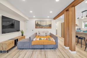 Duplex, 2 quartos | Área de estar | Smart TV, serviços de streaming
