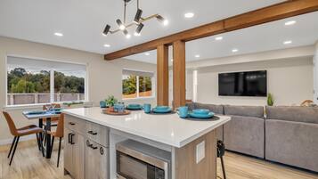 Duplex, 2 Bedrooms | Private kitchen | Fridge, oven, coffee/tea maker, toaster
