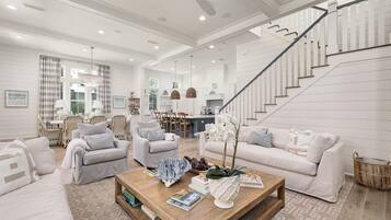 House, 5 Bedrooms | Living area