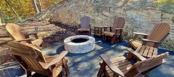 Lazy Bear Lodge 5 Bedroom Cabin by RedAwning