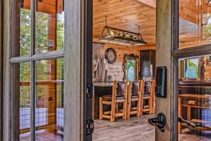 Cabin, 5 Bedrooms | Interior