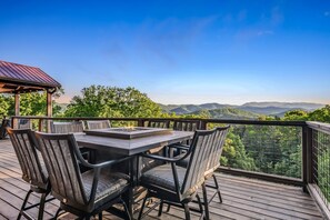 Cabin, 5 Bedrooms | Outdoor dining