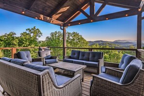 Cabin, 5 Bedrooms | Property grounds