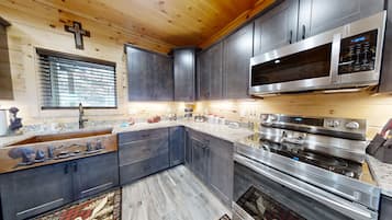 Cabin, 5 Bedrooms | Private kitchen | Fridge, oven, coffee/tea maker, toaster