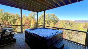 Cabin, 5 Bedrooms | Private spa tub