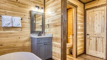 Cabin, 3 Bedrooms | Bathroom | Towels